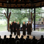 Aus dem Programm "Siddhartha – Wege zum Fluss"
Ein Stueck nach der indischen Dichtung von Hermann Hesse
Es spielen: Kathleen Gaube, Cornelia Heyse, Matthias Brenner, Jens-Uwe Bogadtke, Thomas Ruehmann und Tobias Morgenstern
Ein Mann, auf der Suche nach der Balance von Glueck und Leben, findet sich selbst. Im Tempel des Windes, am Fluss der Traeume, im Herzschlag der Erde, im Glasperlenspiel der Worte. Hermann Hesses indische Dichtung avancierte zum Kultbuch der weltweiten Suchbewegungen und Gegenkulturen aller Zeiten. Fuenf Schauspieler und ein Musiker erzaehlen die Geschichte und nehmen sich Zeit fuer eine Wanderung ins innerste Ich, bis dahin, wo die Ursachen ruhen.
(c) Barbara Braun/ MuTphoto
Tel.: +49(0)177/2944802
e-mail: bb@mutphoto.de