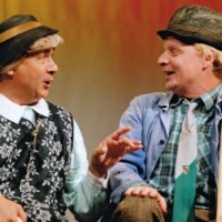 Frau Bähnert (Tom Pauls) und Herr Zieschong (Uwe Steimle) Foto Schiekel